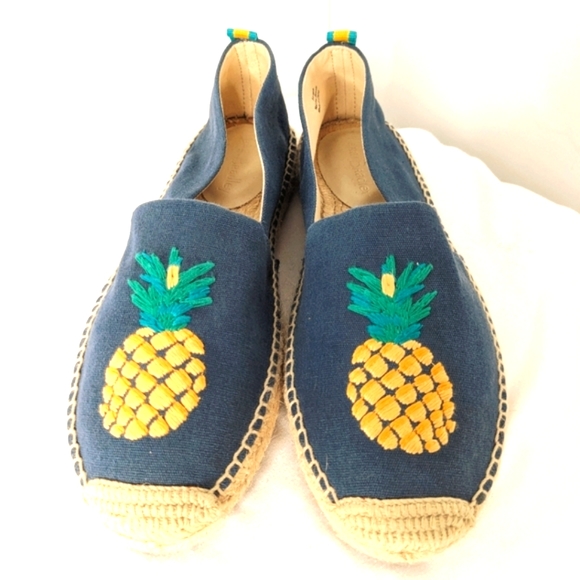 Vera Bradley Shoes - 🌞Vera Bradley NWT canvas espadrilles 7 pineapple navy ground
